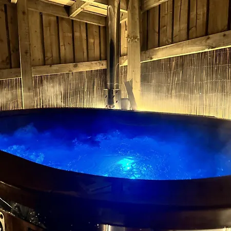 Deerstone Glamping-pinhaw Beacon Dome Hot Tub Campismo de Luxo