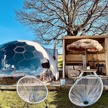 Deerstone Glamping-pinhaw Beacon Dome Hot Tub Luxury tent *