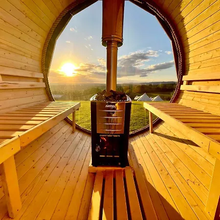 Deerstone Glamping-pinhaw Beacon Dome Hot Tub Luxury tent Earby