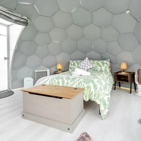 Deerstone Glamping-pinhaw Beacon Dome Hot Tub Luxury tent Earby