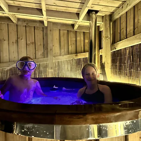 Deerstone Glamping-pinhaw Beacon Dome Hot Tub