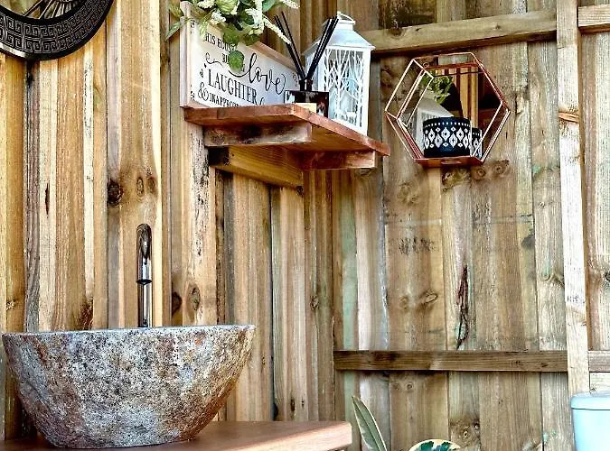 Deerstone Glamping-pinhaw Beacon Dome Hot Tub 豪华帐篷