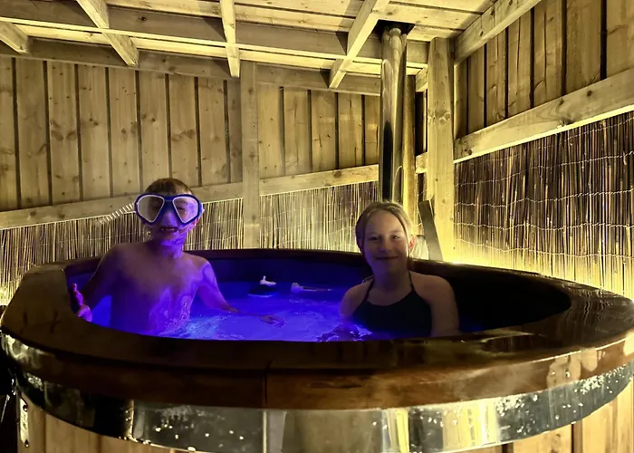 Deerstone Glamping-pinhaw Beacon Dome Hot Tub
