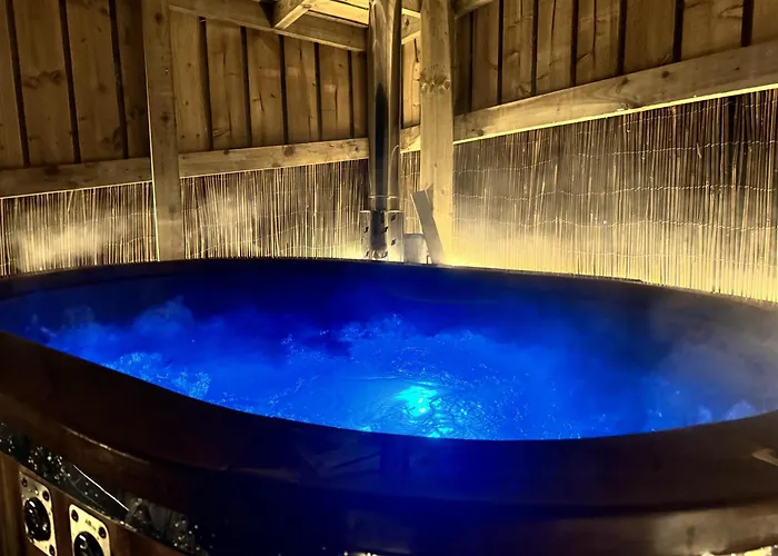 Deerstone Glamping-pinhaw Beacon Dome Hot Tub 豪华帐篷